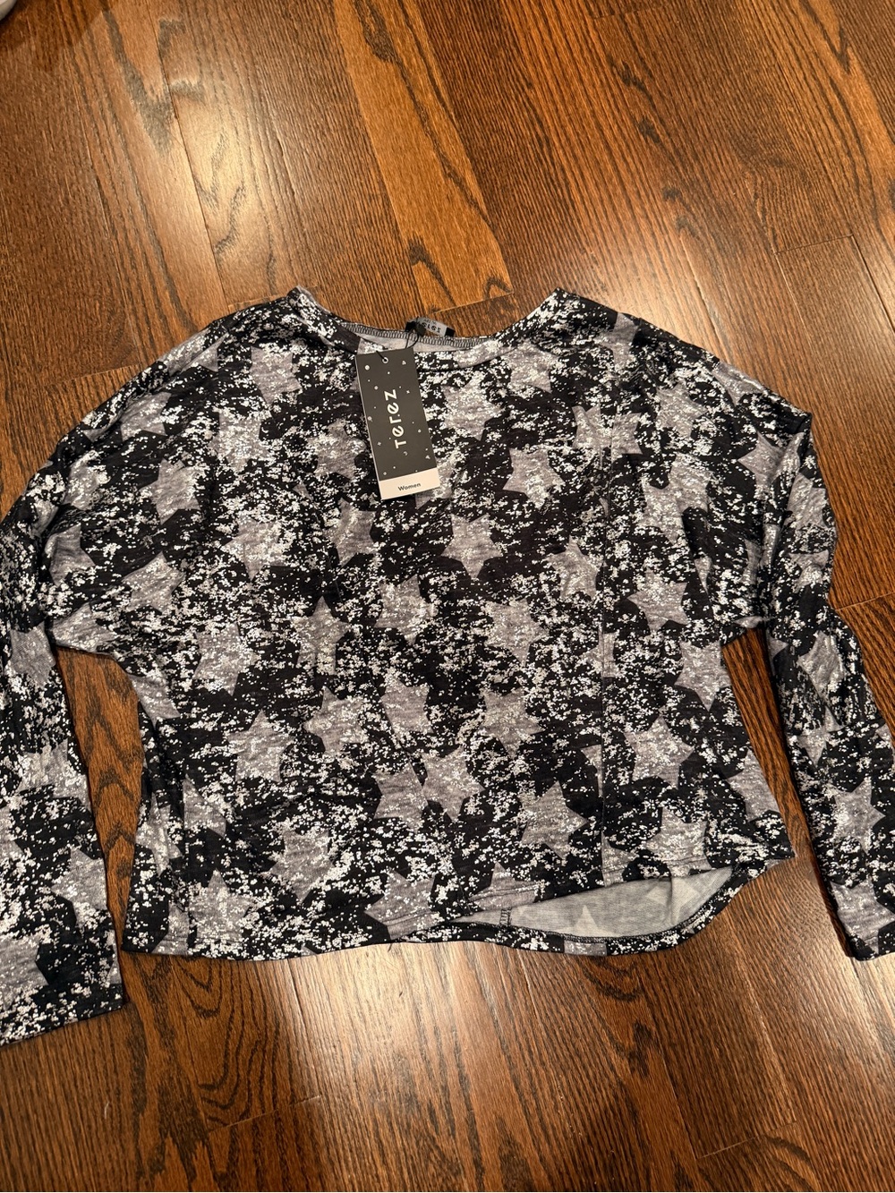 Terez Black and Gray Long Sleeve Printed Crop Top